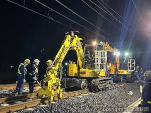 重機を使って軌道を整備するようす（ＪＲ東日本大宮支社提供）