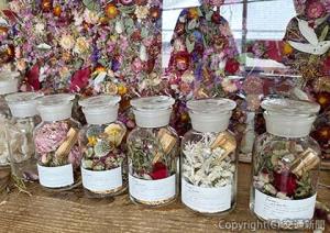 廃棄前の花をアレンジした「ボタニカルボトル」のイメージ（ＪＲ東日本クロスステーション提供）