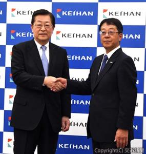 会見後に握手する平川新社長（右）と加藤会長（ＪＲ東日本提供）