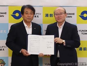 協定書を交わした山下社長（左）と長谷町長（ＪＲ九州商事提供）