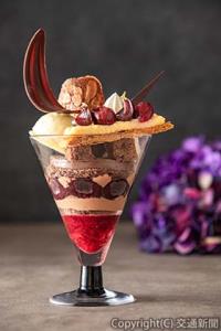 「チョコレートとチェリーのパフェ」のイメージ（ＨＭエドモント提供）
