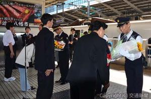生徒代表から花束が手渡されるＪＲ東海社員（右）