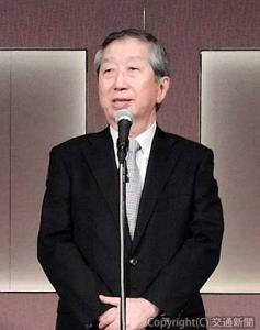 懇親会であいさつする田浦新会長（東日本鉄道ＯＢ会提供）