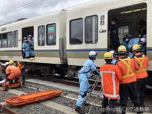 列車事故総合訓練の様子（ＪＲ西日本提供）