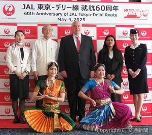 出発を前に南インドの古典舞踊を披露