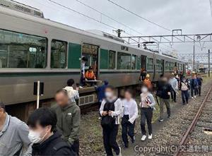 津波避難訓練の様子（ＪＲ西日本提供）