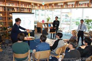 商品について説明する小松部長（左）＝９日＝