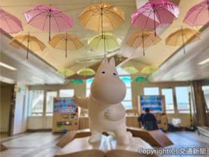 飯能駅構内を色とりどりの傘（アンブレラ）で装飾（西武鉄道提供）
