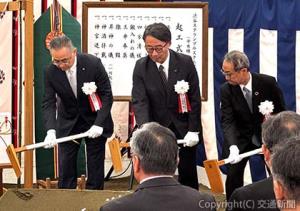 くわ入れを行う（左から）堀江社長、喜㔟社長、山村社長