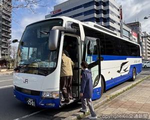 多くの人が乗り込む「ゆめぐり川越・大宮号」＝川越駅＝