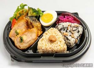 「チキンロールと２種類のおにぎり弁当」のイメージ（京浜急行電鉄提供）