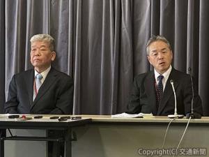 会見する小林社長（左）と天野新社長