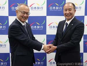 握手を交わす吉田次期社長（右）と小谷野現社長