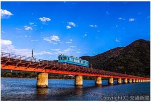 丹鉄の絶景スポット・由良川橋りょうを走る気動車（京都丹後鉄道提供）