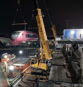 サンダーバードに使われていた廃車両を嵯峨野線（山陰線）梅小路京都西駅付近まで陸送（ＪＲ西日本提供）