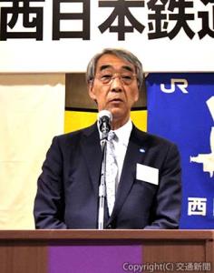 あいさつする吉江会長