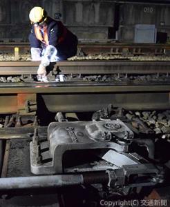 転てつ器を鎖錠する駅係員