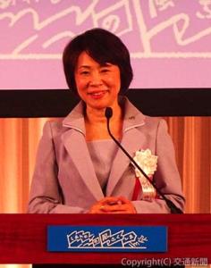 あいさつする中川常務