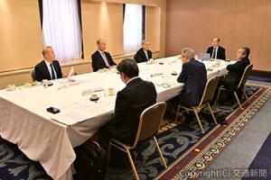 ホテルメトロポリタンエドモントで開かれた選考委員会（４月14日）