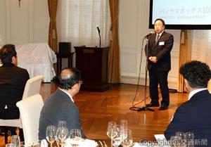 あいさつする照井社長
