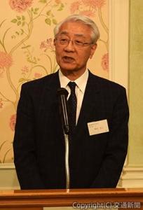 あいさつする坪内会長