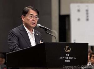 あいさつする大村会長