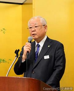 あいさつする神立理事長