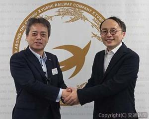 記念撮影する古宮社長（左）と中原ＣＥＯ・ＣＴＯ