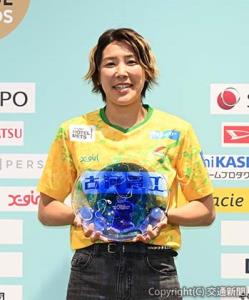 受賞記念のガラス製プレートを手に記念撮影する岸川選手 ⓒＷＥ　ＬＥＡＧＵＥ（ＷＥリーグ提供）