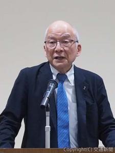 あいさつする倉富会長