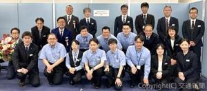 開所式に出席した関係者（ＪＲ西日本提供） 