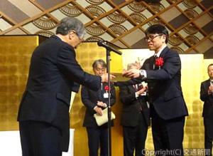 清野会長から表彰状を受け取る橋本社長（右）