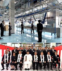 ㊤竣工した明和工場 ㊦竣工式に出席した武藤社長（最前列右から４人目）ら