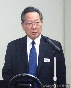 あいさつする本多社長