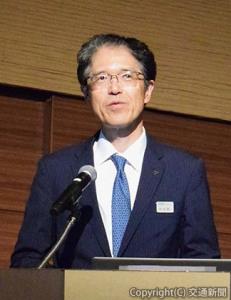 あいさつする太田社長