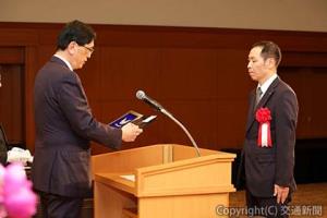 表彰盾を授与する長谷川社長（右）＝ＪＲ西日本提供＝