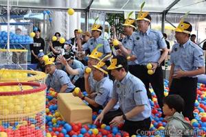 黄色のピクミン帽子をかぶって玉入れ企画に参戦する８駅長ら