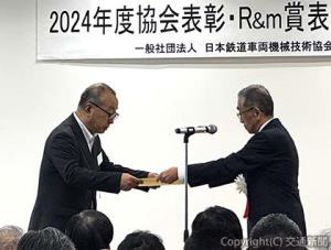 各受賞者に表彰状を手渡した佐藤会長（右）