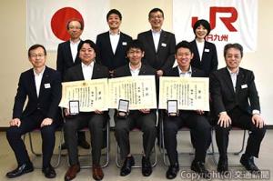 記念撮影する古宮社長（前列右端）と受賞者ら