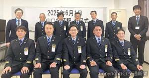 新山口統括駅の発足式に出席した松下部長（後列右端）、丸田駅長（前列中央）ら（ＪＲ中国統括本部提供）