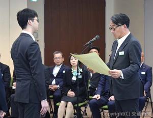 受賞箇所の代表に表彰状を授与する喜㔟社長（右）