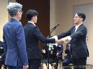 受賞箇所の代表に表彰状を手渡す喜㔟社長（右）