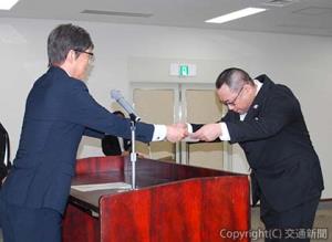 四之宮社長（左）から賞状を授与される受賞者