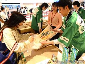 東京駅で荷降ろし後に行われた販売会