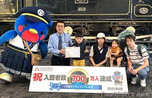 「ウメテツ」を交えて記念撮影（京都鉄道博物館提供）