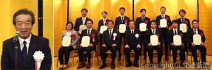 ㊧あいさつする宮下新会長 ㊨「坂田記念賞」の受賞者ら