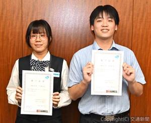 修了証書を授与された林さん（右）と王さん（ＪＲ四国提供） 