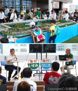 ㊤家族連れなど多くの人が見入った大レイアウト㊦トークショーで鉄道や鉄道模型の魅力を話す長戸本部長（左）と清水部長