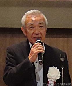 あいさつする安富会長（海外鉄道技術協力協会提供) 