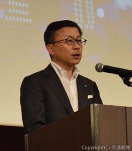あいさつする阿部社長